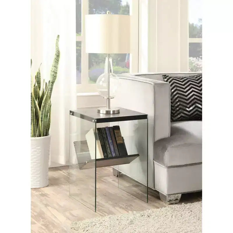 Tavolino Belmont minimalista in vetro con ripiano inferiore, pannelli laterali trasparenti, piano in truciolato e design moderno contemporaneo