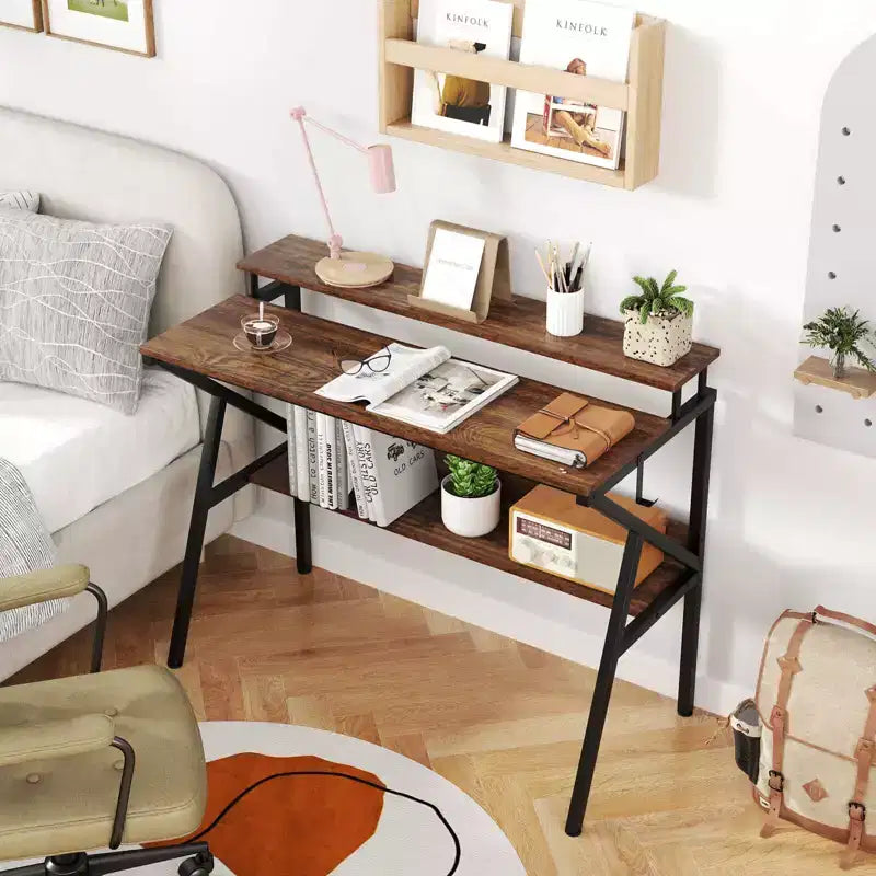 Scrivania da ufficio con supporto monitor, ripiano aperto e struttura in metallo, gancio per cuffie bianco/marrone/nero/rosa