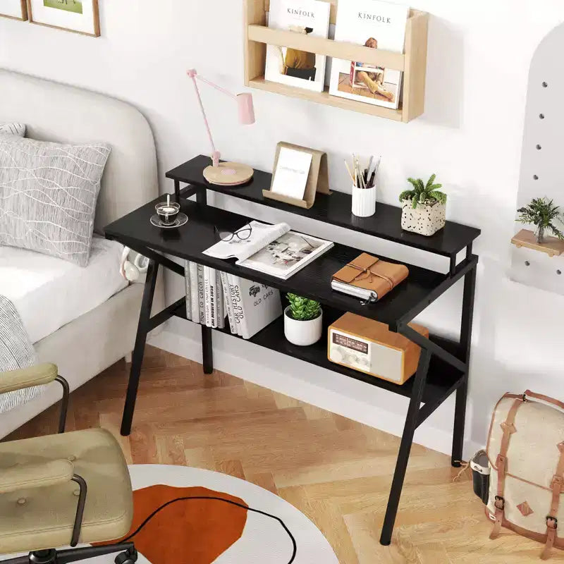 Scrivania da ufficio con supporto monitor, ripiano aperto e struttura in metallo, gancio per cuffie bianco/marrone/nero/rosa
