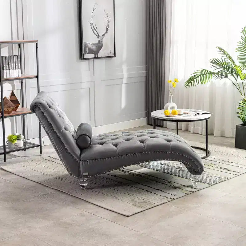 Lussuosa chaise longue con bottoni in velluto e piedini trasparenti, comoda poltrona imbottita per camera da letto, soggiorno, ufficio