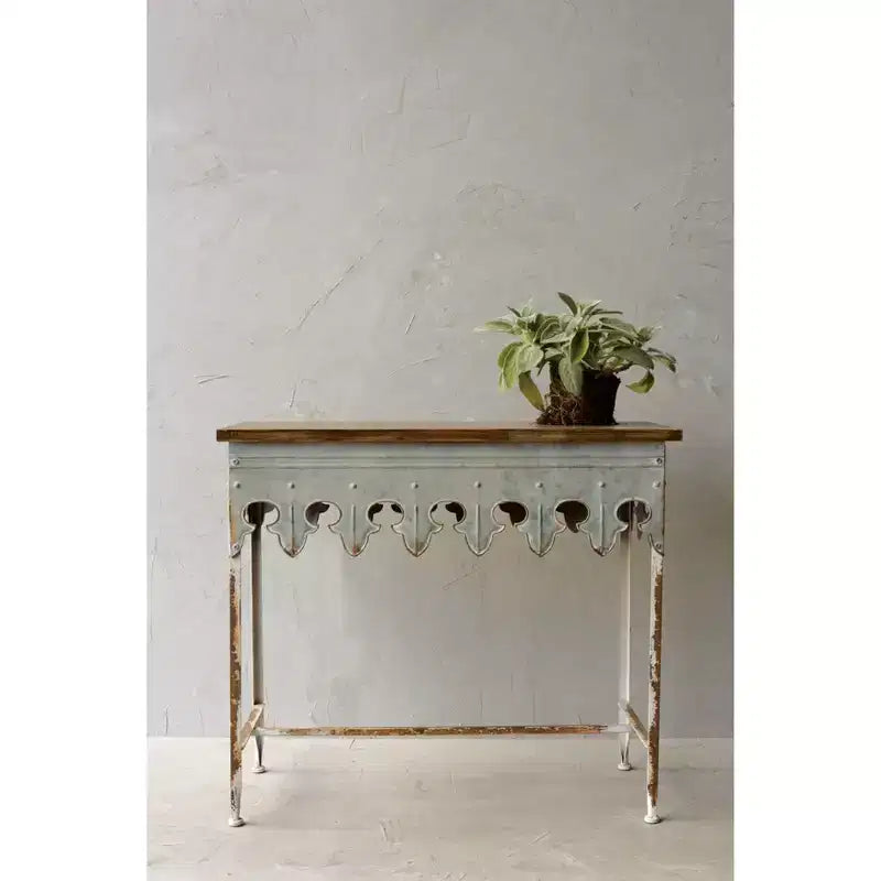 Tavolino da divano smerlato Storied Home Argento: Stile rustico con finitura in zinco, piano in legno di abete, capacità 20 kg