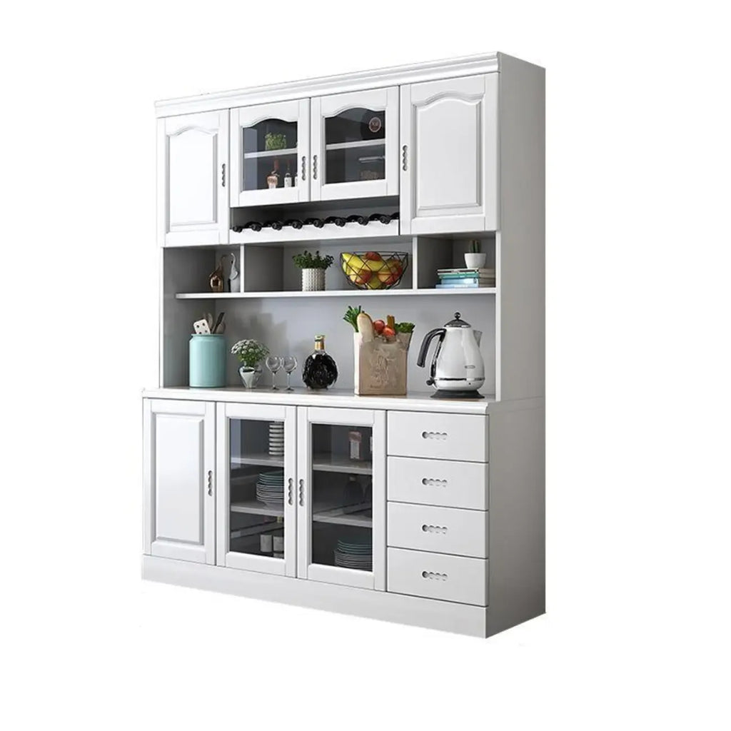 Cucina in legno, credenza bianca, portabottiglie integrato