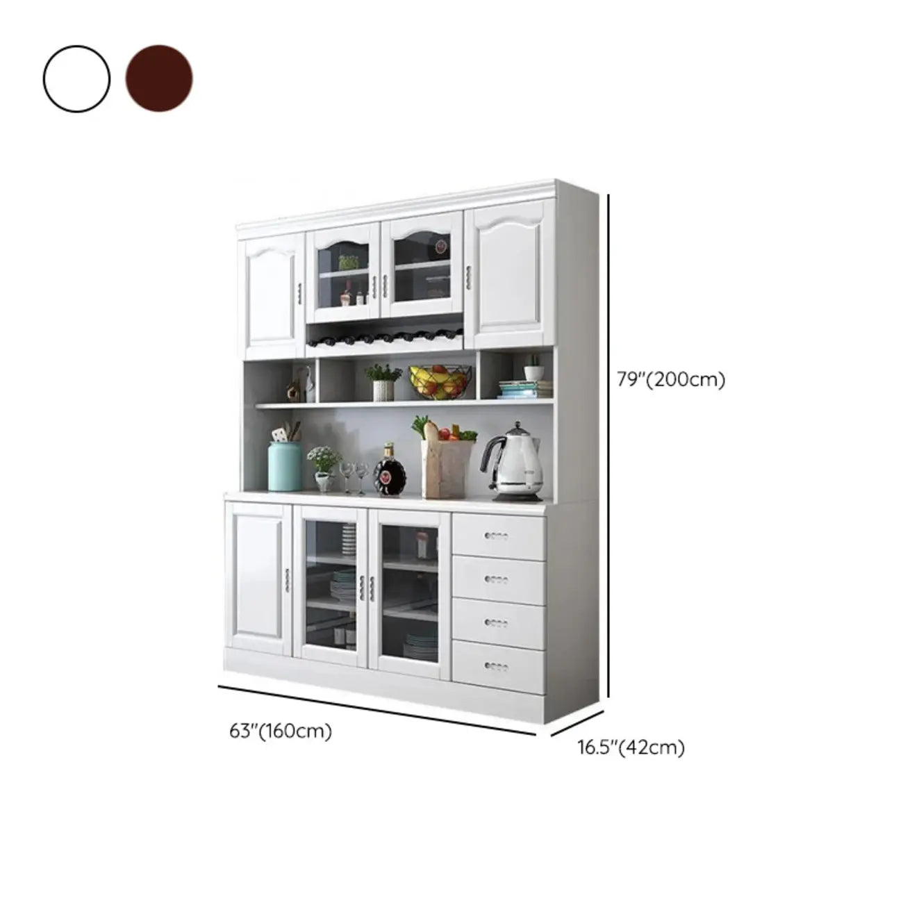 Cucina in legno, credenza bianca, portabottiglie integrato